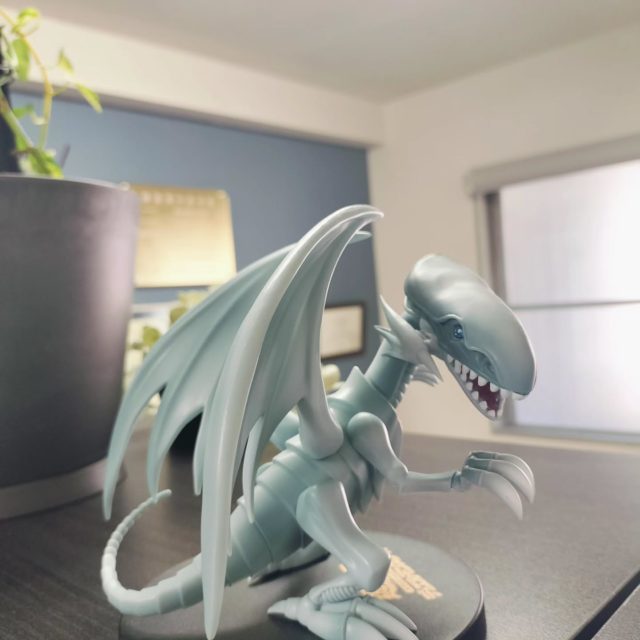 中二病くすぐるこのモンスターの名前は、、、👀🔥

その名も――
青眼の白龍（ブルーアイズ・ホワイト・ドラゴン） 🐉✨

圧倒的な存在感。
置いてあるだけで部屋の戦闘力上がるやつ。

わかる人には刺さるロマン。
あなたはドラゴン派？魔法使い派？😎

 #ブルーアイズ #LIV建設#中二病全開 #城之内よりも杏子